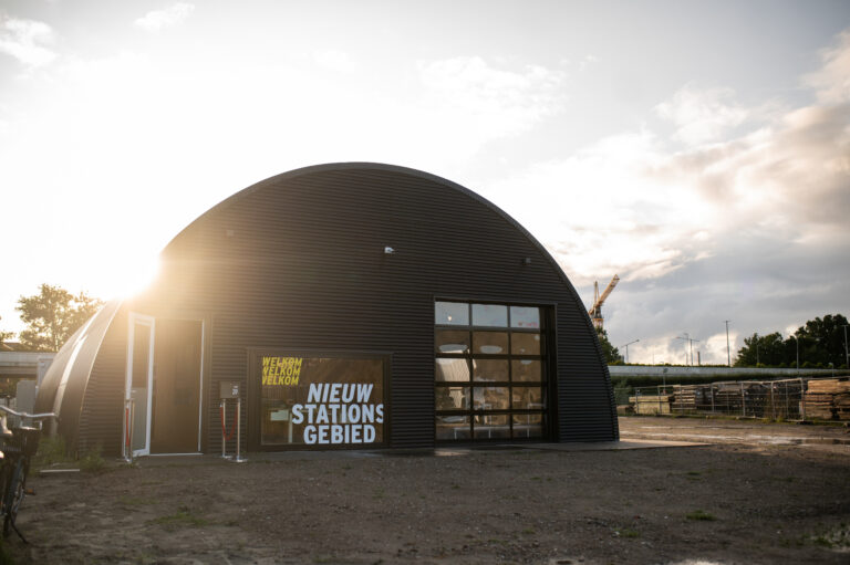 Opening informatiecentrum stationsgebied - voorkant van de informatieloods