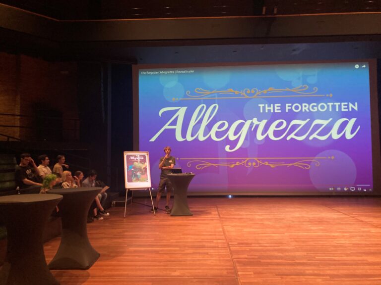Presentatie The Forgotten Allegrezza - CrossWise project The Future of Music Experience - jongen staat in de Kleine Zaal voor een scherm zijn project te presenteren