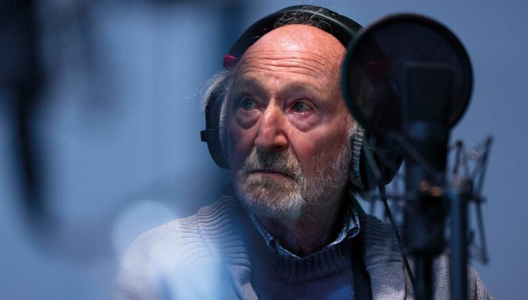 Oudere man met koptelefoon op