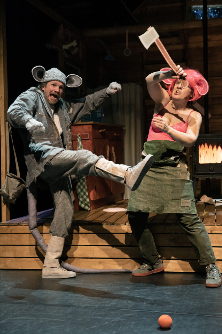 Beuk de houthakker en Sjef de muis aan het vechten