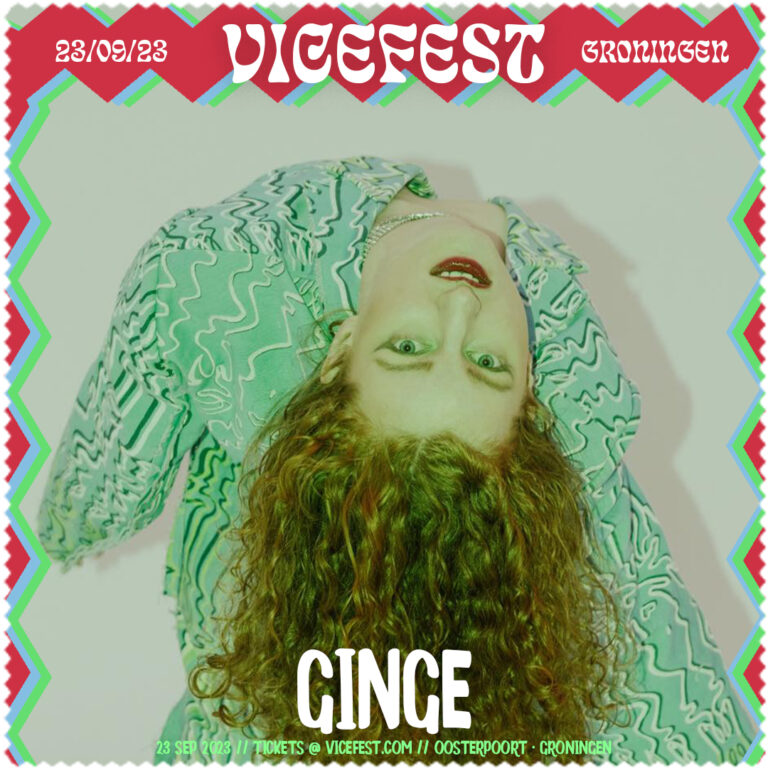 Een vrouw met krullend haar ligt achterover en draagt een opvallende groene outfit, omringd door kleurrijke grafische elementen.