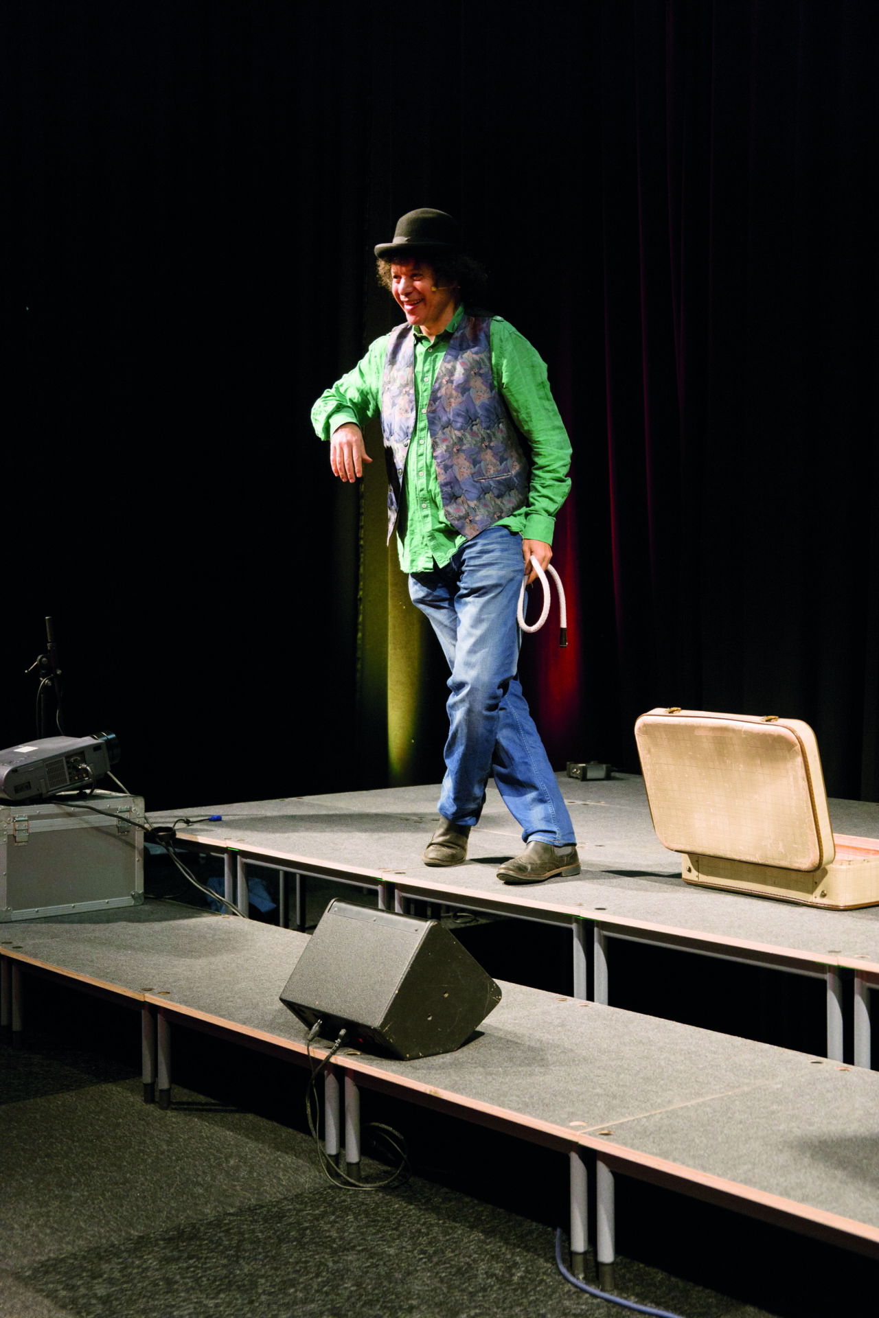 Hakim in een groen overhemd op het podium