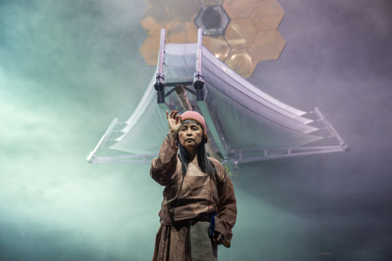 Vrouw staat voor satelliet