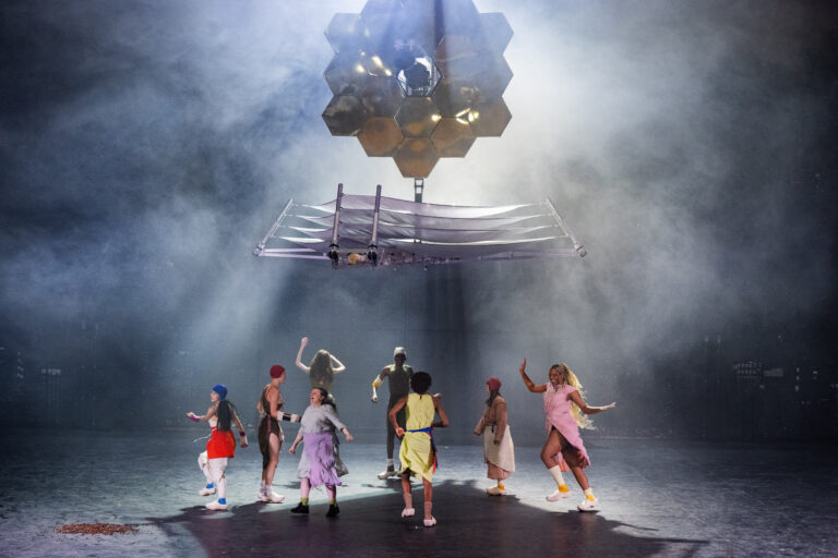 Achter spelers dansen onder satelliet