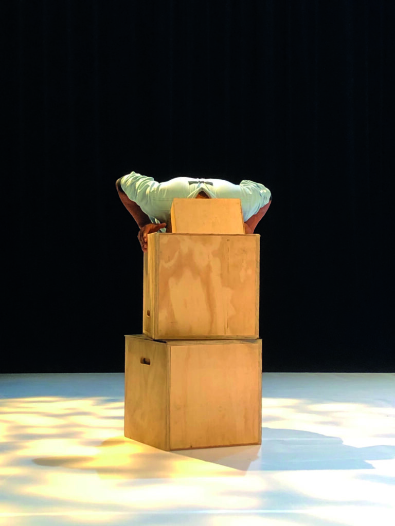 stapel dozen op het toneel