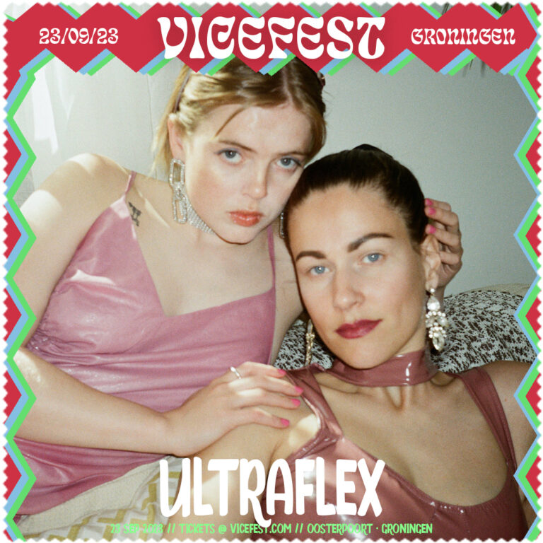 Twee vrouwen poseren dichtbij elkaar, met een retro achtergrond en een opvallende tekstoverlay voor een evenement genaamd