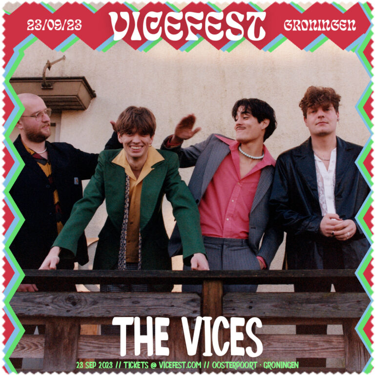 Promotionele afbeelding van de band The Vices, met vier leden die vrolijk poseren op een balkon.