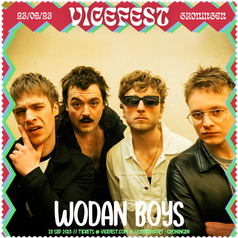 Een groep vier mannen poseren samen voor een afbeelding, met de tekst