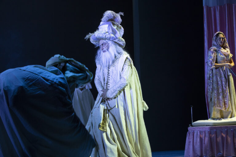 Acteur met lange baard en hoge hoed