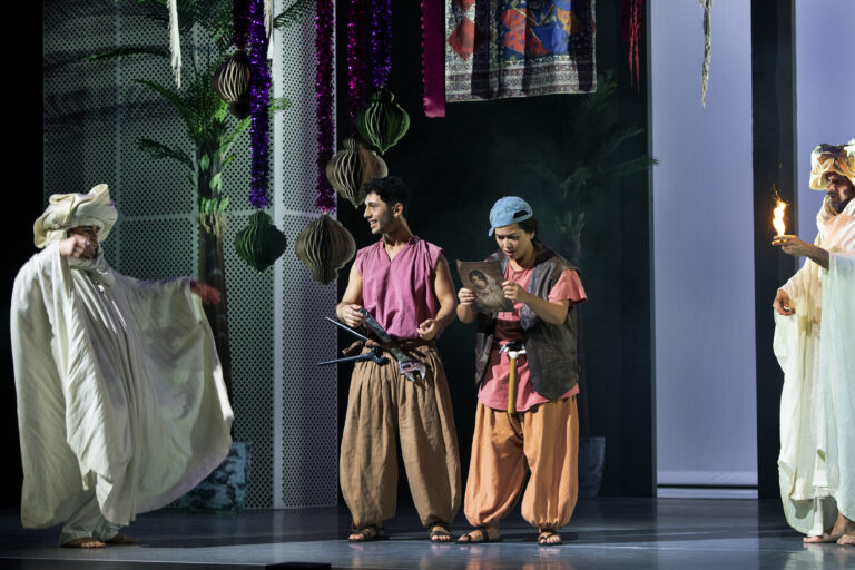 Twee acteurs in oosterse kleding wijde broeken