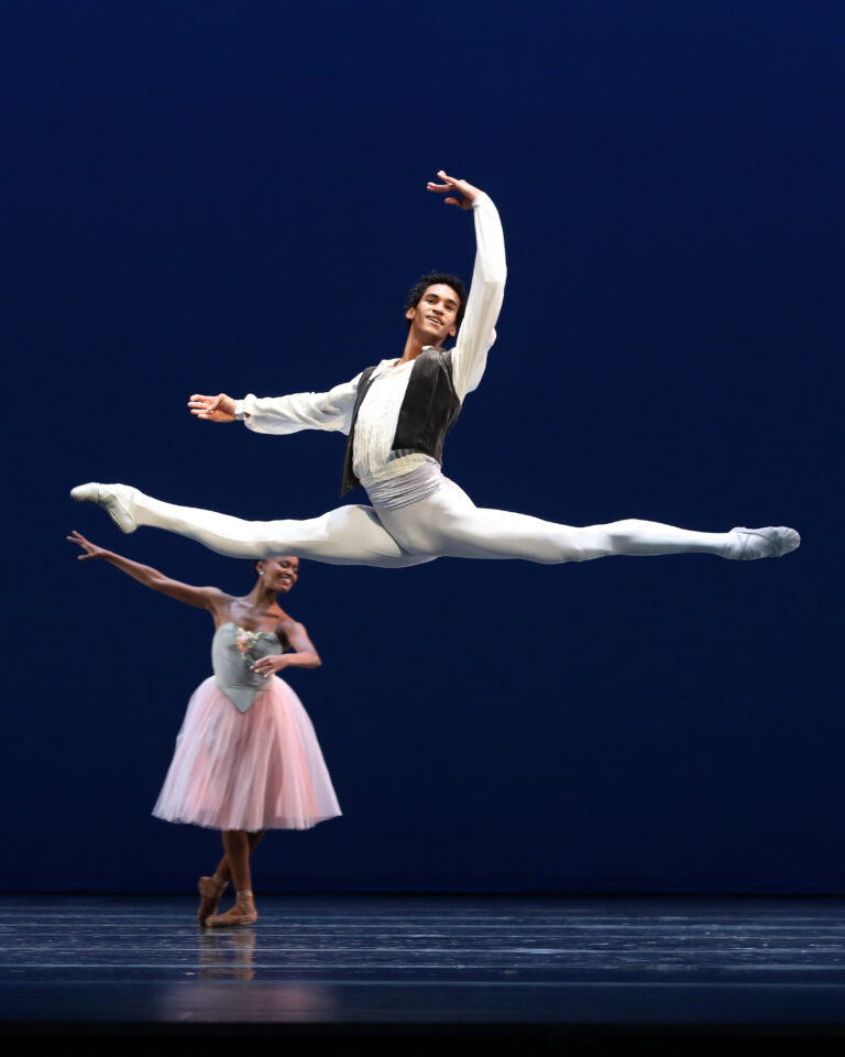 Mannelijke balletdansers springt in de lucht