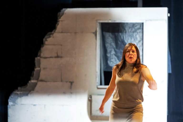 actrice Alejandra Theus in een verwoest gebouw