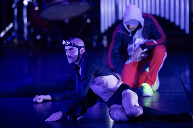 Twee dansers bewegen over de vloer