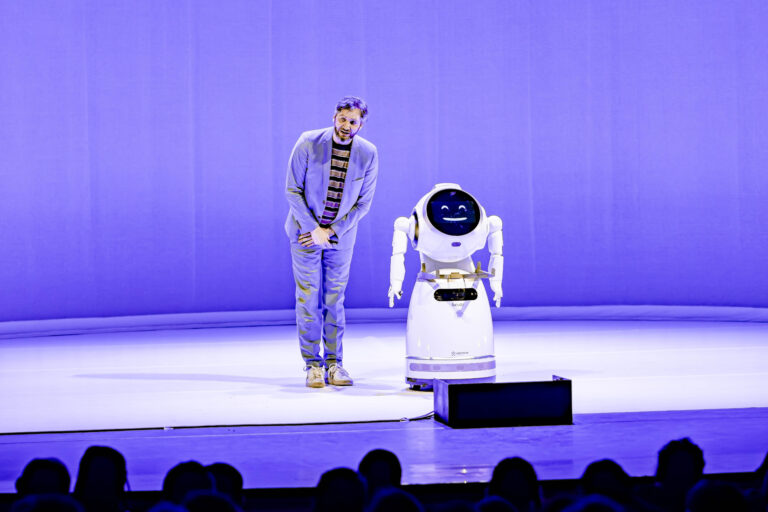 Lieven Scheire in pak met een robot