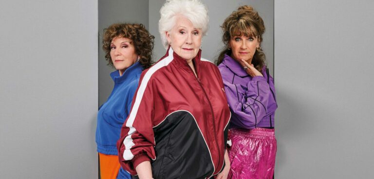 Anne-Wil Blankers, Henriette Tol en Renee Fokker met gekleurde kleren op grijze achtergrond