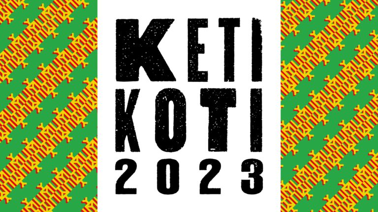 Afbeelding van een logo voor Keti Koti 2023, met de tekst in grote zwarte letters op een witte achtergrond, omrand door kleurrijke patronen.