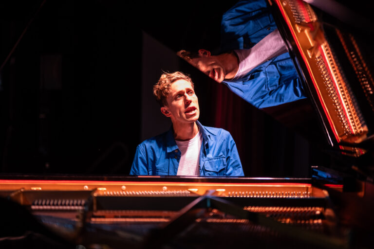 Boban achter een piano