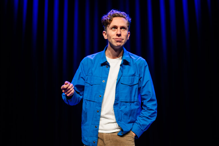 Boban in een blauw jasje