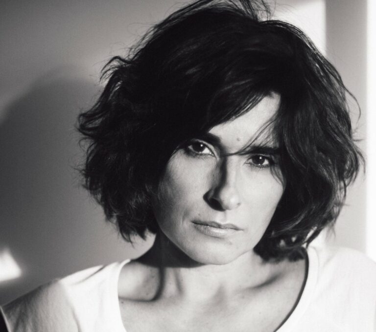 Zwart wit portretfoto van Cristina Branco waarbij ze van dichtbij zwoel in de camera kijkt.