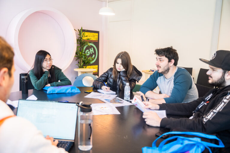 Deelnemers hackathon doen een oefening