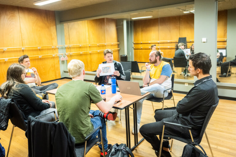 Deelnemers overleggen tijdens De Hackathon.