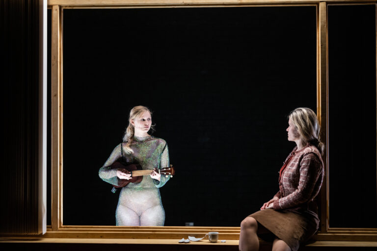 Actrices in een grote gouden lijst.