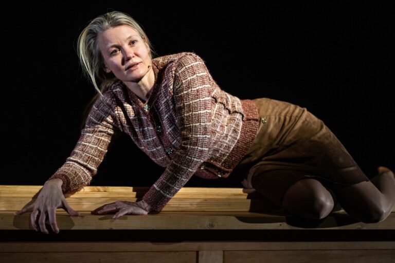 Actrice liggend op haar zij.