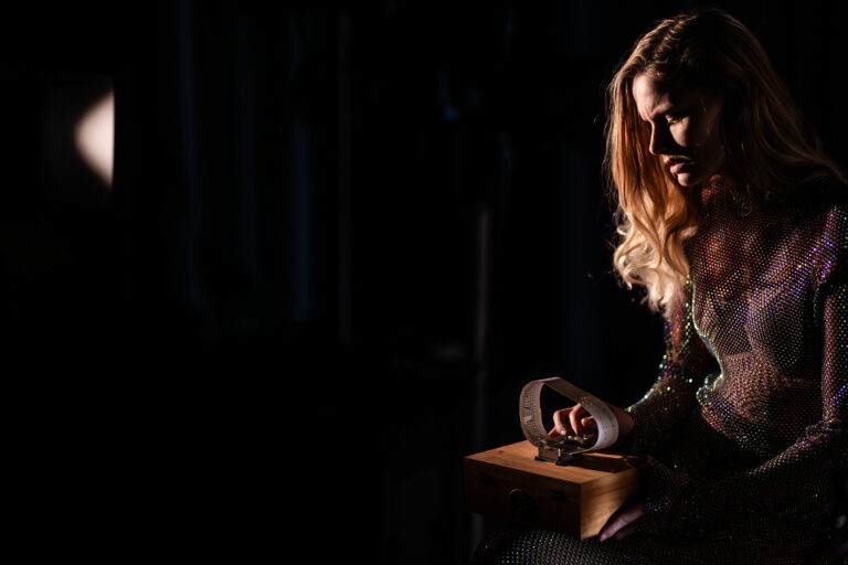 Actrice in een glitterjurk.