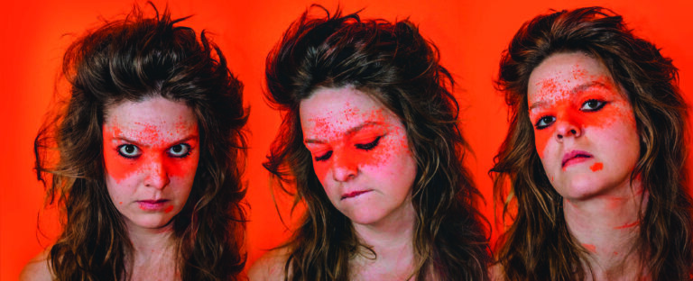 Elke met rode verf rondom haar ogen in drie verschillende poses.