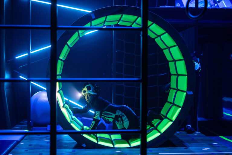 Groen verlicht rad in donkere sporthal