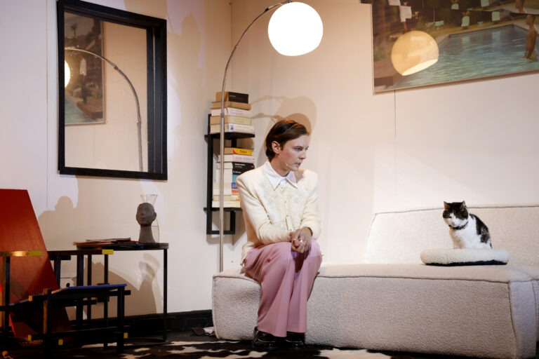 Acteur zit op de bank met zijn kat
