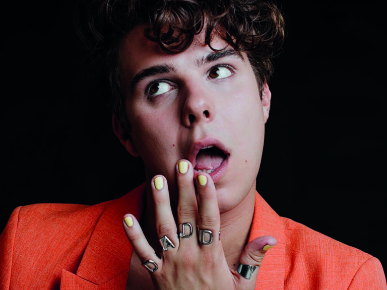 Portretfoto Gavin Reijnders met oranje colbert en gele nagellak