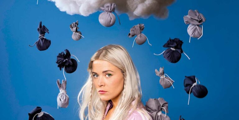 Blond meisje met blauwe achtergrond