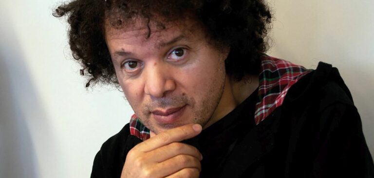 Portret van Hakim voor de voorstelling Stage bij de Sint.