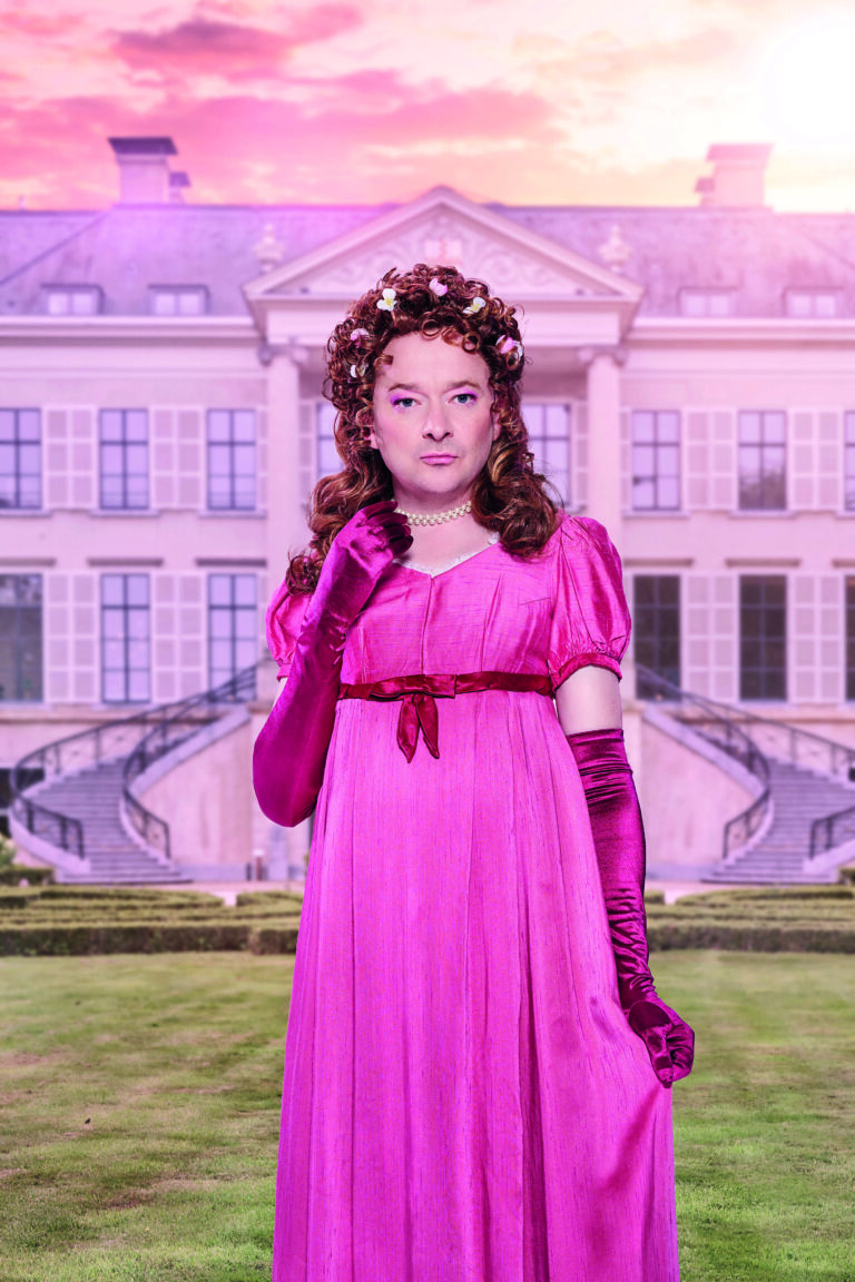 Acteur in een roze jurk