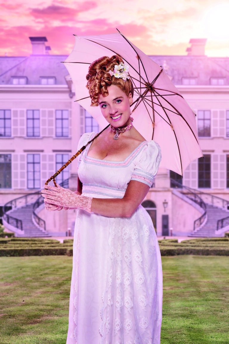 Actrice in een roze jurk met paraplu