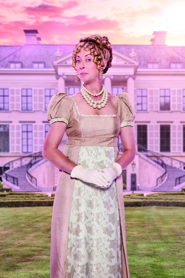 Actrice in een lichtroze jurk