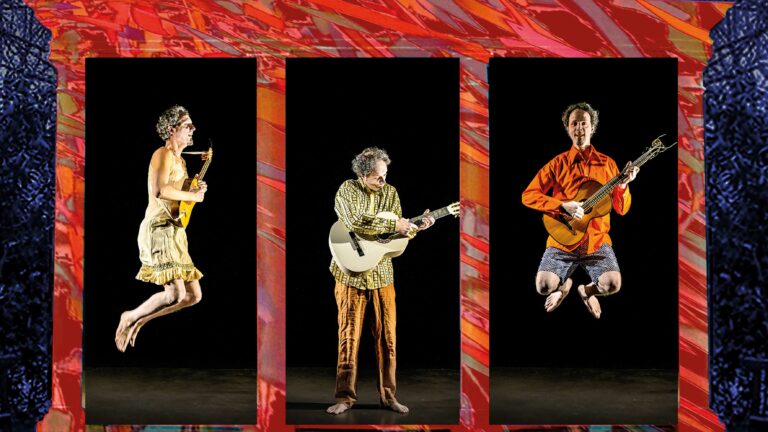 Drie uitvoerende artiesten springen in de lucht, elk met een instrument, tegen een kleurenrijke achtergrond.