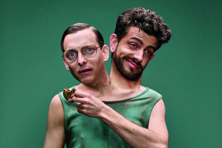 Joosen en de Jager aan elkaar vast geplakt in een groen topje.