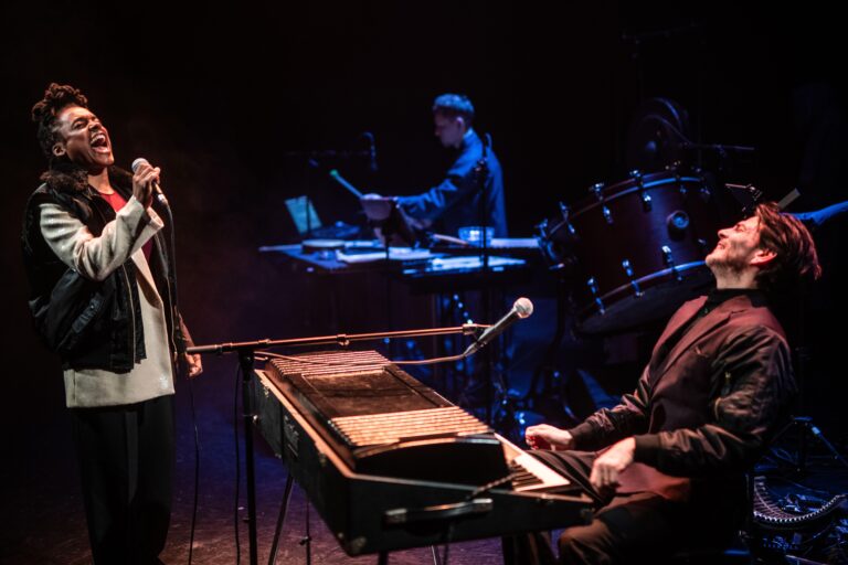 Alwin Pulinckx achter een keyboard en Joy Wielkens aan het zingen.