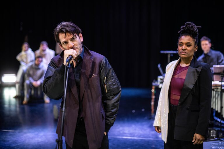 Alwin Pulinckx met een microfoon in zijn hand en naast hem staat Joy Wielkens