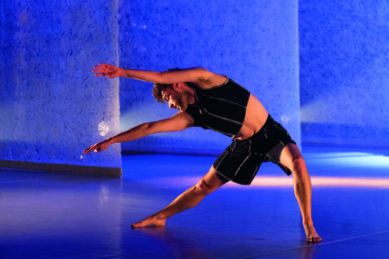 Danser buigt naar rechts met hele lichaam