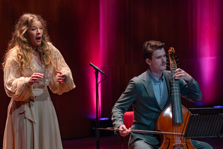 vrouw zingt naast een man met cello