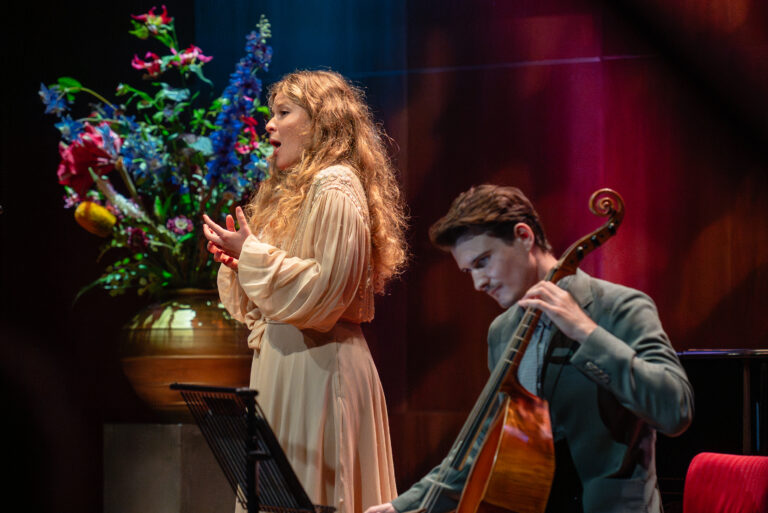 vrouw zingt en staat naast een man met cello