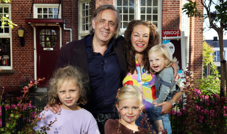 Familieportret Marcel van Roosmalen en Eva Hoeke met hun kinderen.