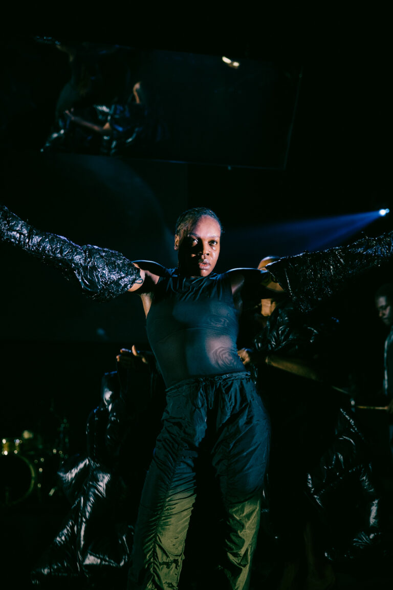 Vrouw staat met gespreide armen