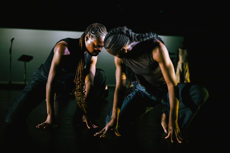 Groep dansers in zwarte kleding