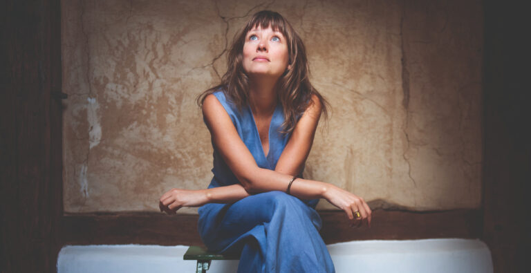 foto van marlene bakker, kijkend tegen zonnestralen