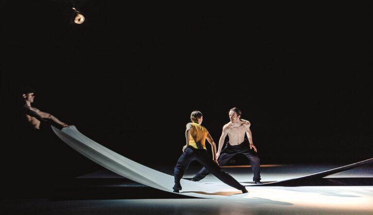 Drie dansers en een groot wit doek