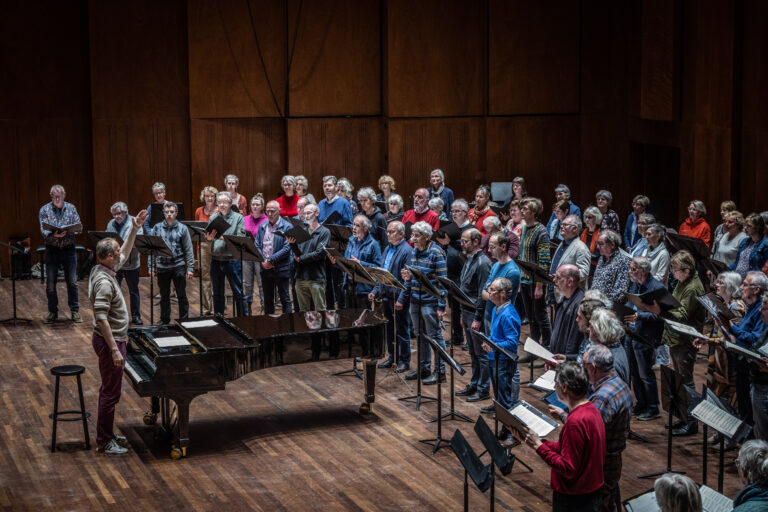 Een foto van voor van het hele koor